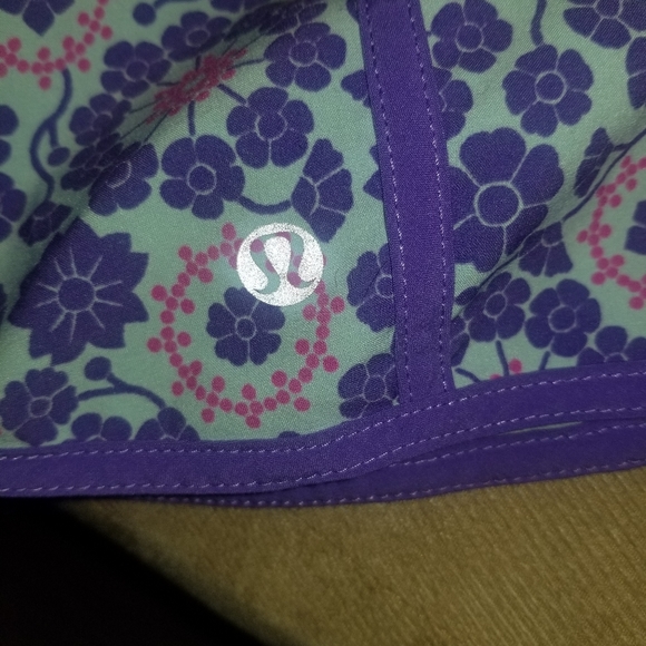 Rare Lululemon size 4 shorts - Picture 6 of 7